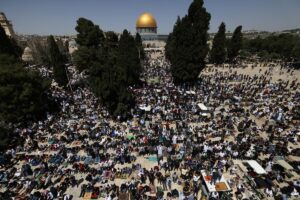 خمسون ألفا يؤدون صلاة الجمعة في المسجد الاقصى المبارك